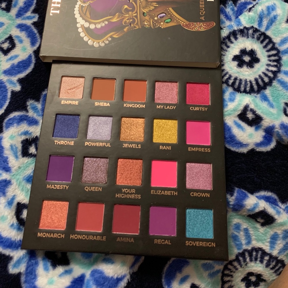 The queen eyeshadow palette